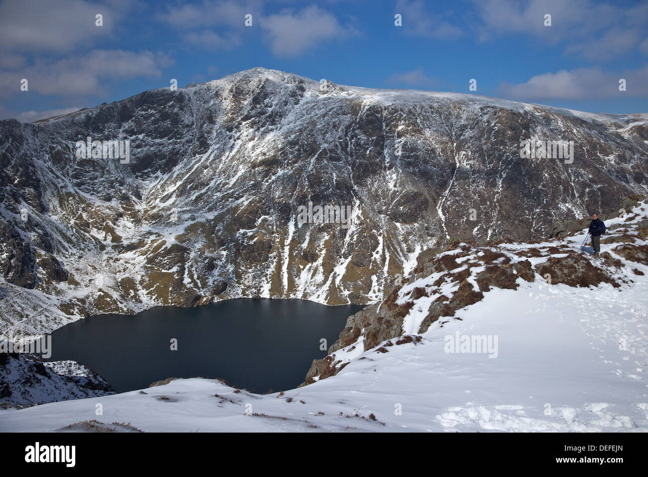 Llyn Cau e il vertice di cader Idris in inverno il sole, parco nazionale di Snowdonia, Gwynedd, Wales, Regno Unito, Europa Foto Stock