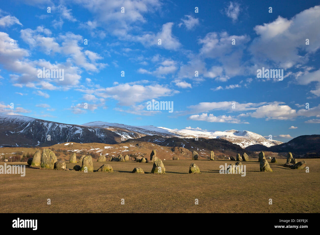 Megalitico Castelrigg cerchio di pietra in inverno con gamma Helvellyn dietro, Parco Nazionale del Distretto dei Laghi, Cumbria, England, Regno Unito Foto Stock