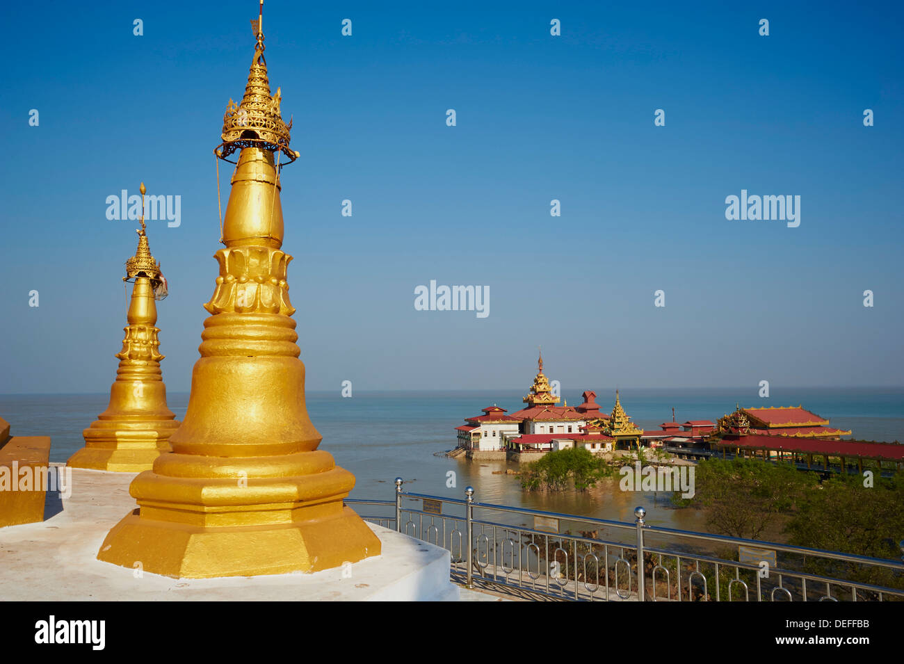 Paya Yele, monastero, galleggiante tempio, Kyaikkami, Mawlamyine (Moulmein) area, Stato Mon, Myanmar (Birmania), Asia Foto Stock