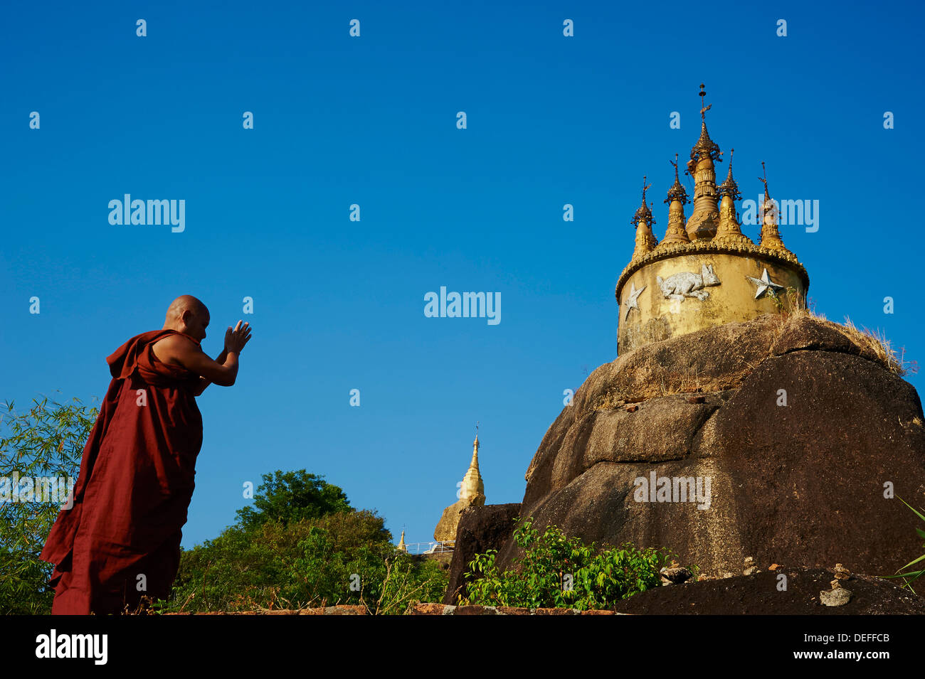 Monaco buddista di pregare presso la Golden Rock di Nwa La Bo, Mawlamyine (Moulmein), Stato Mon, Myanmar (Birmania), Asia Foto Stock