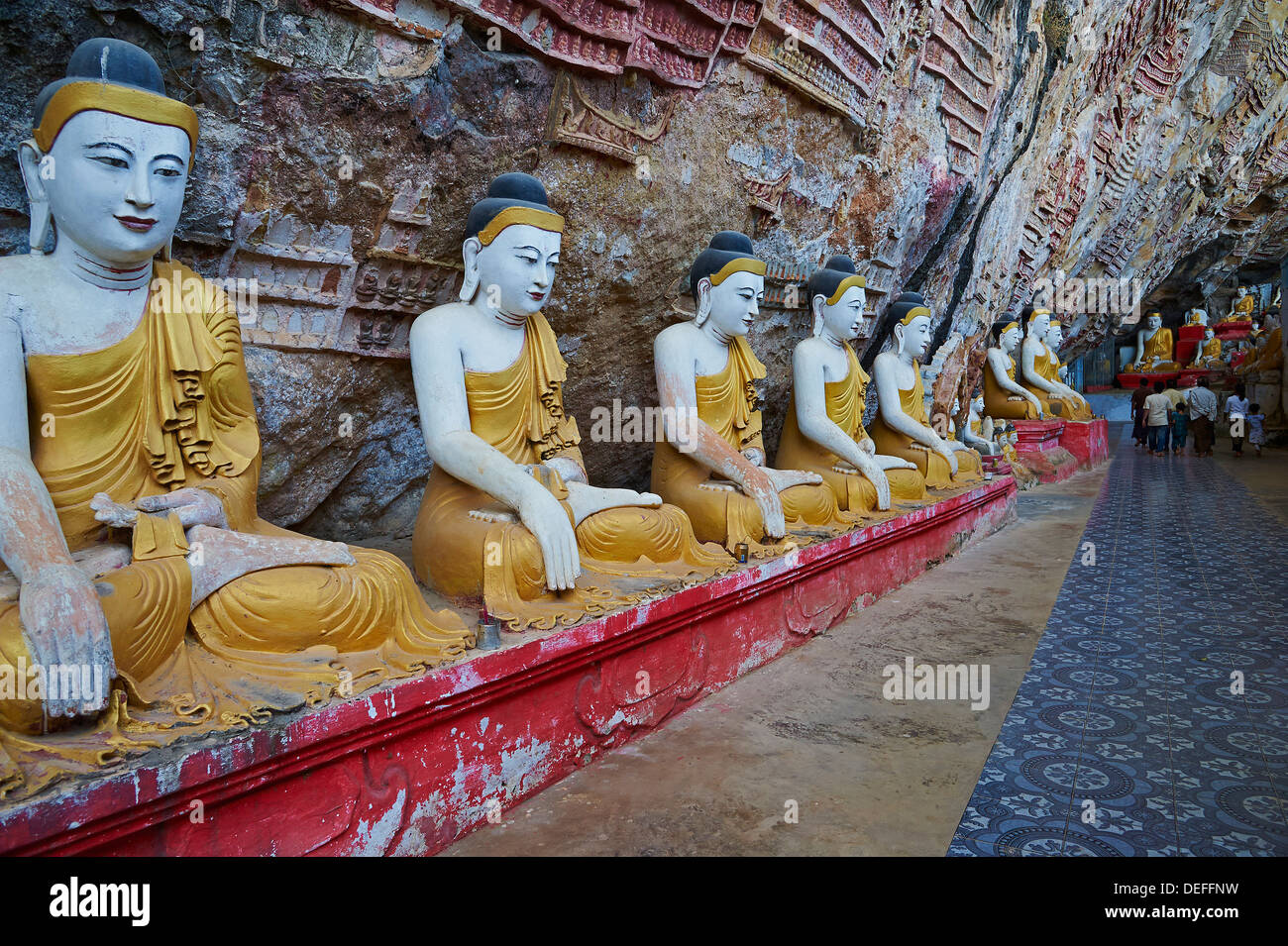 Statue di Buddha a Kawgun Grotta buddista, nei pressi di Hpa-an, Karen (Kayin) Stato, Myanmar (Birmania), Asia Foto Stock