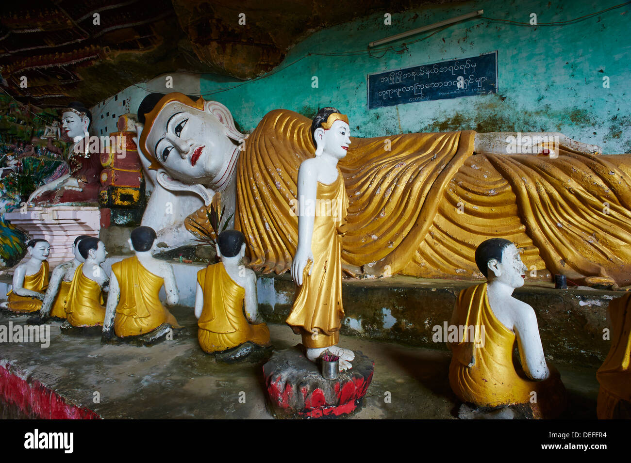 Statue di Buddha a Kawgun Grotta buddista, nei pressi di Hpa-an, Karen (Kayin) Stato, Myanmar (Birmania), Asia Foto Stock