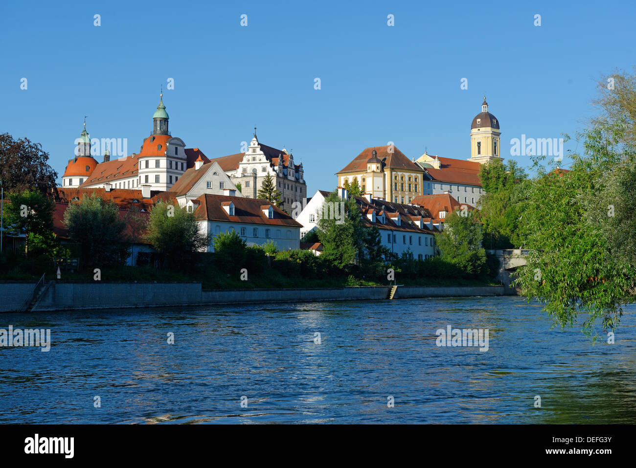 Palazzo Ducale e la chiesa di corte reale sopra il fiume Danubio, Neuburg an der Donau, Alta Baviera, Baviera, Germania Foto Stock