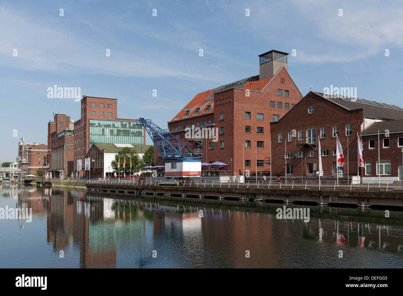 E Kueppersmuehle Werhahnmuehle, fila della storica degli edifici adibiti a magazzino, Innenhafen di Duisburg, distretto della Ruhr Foto Stock