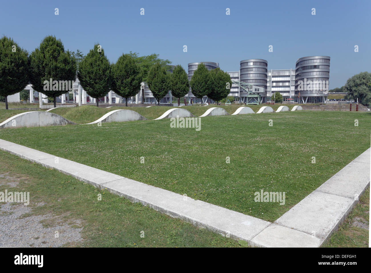 Giardino delle memorie da Dani Karavan, Innenhafen di Duisburg, distretto della Ruhr, Nord Reno-Westfalia, Germania Foto Stock
