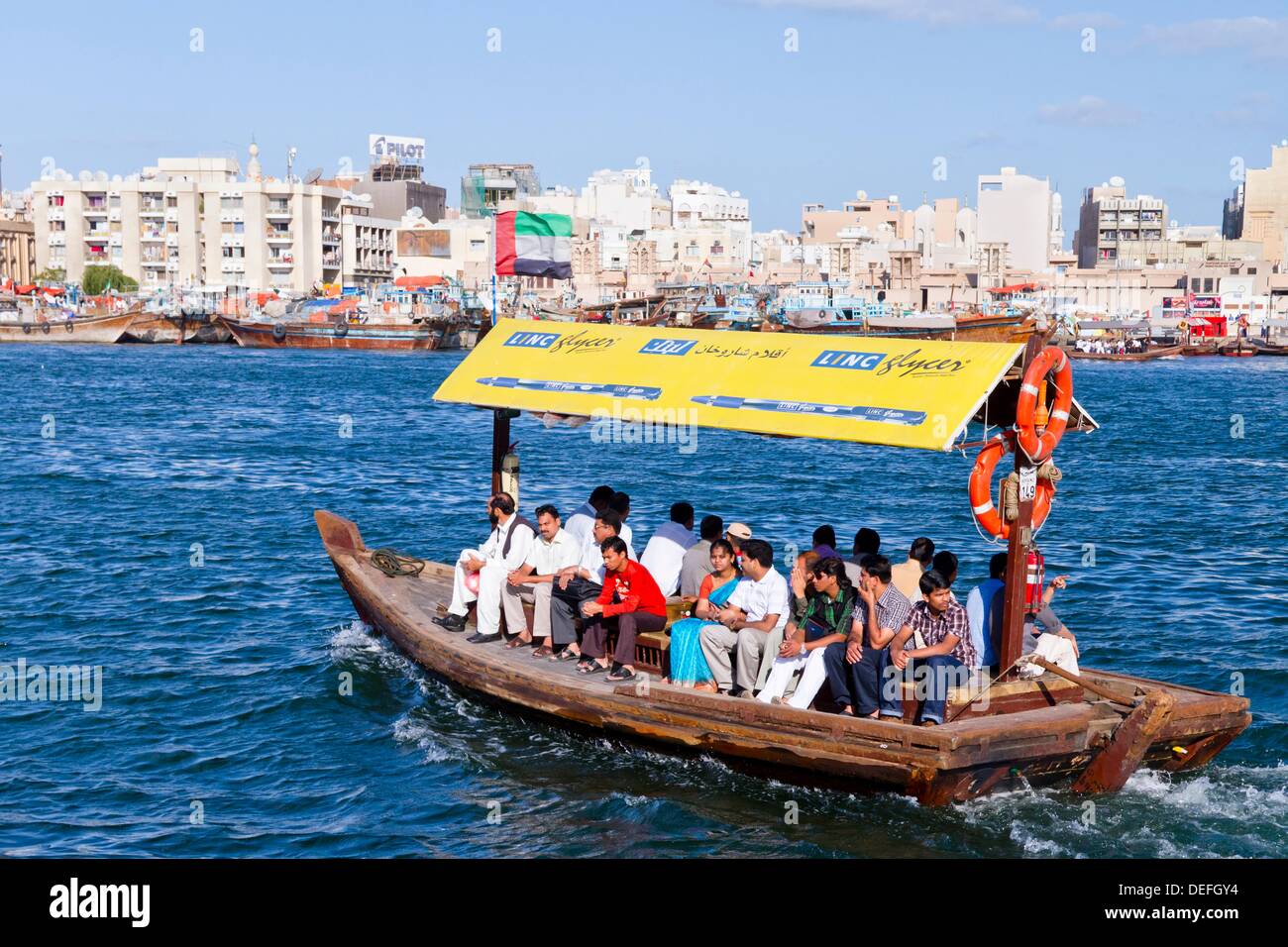 Dow piccole barche offrono servizio taxi acqueo Taxi lungo il Dubai Creek  di Dubai, UAE, Golfo Persico Foto stock - Alamy