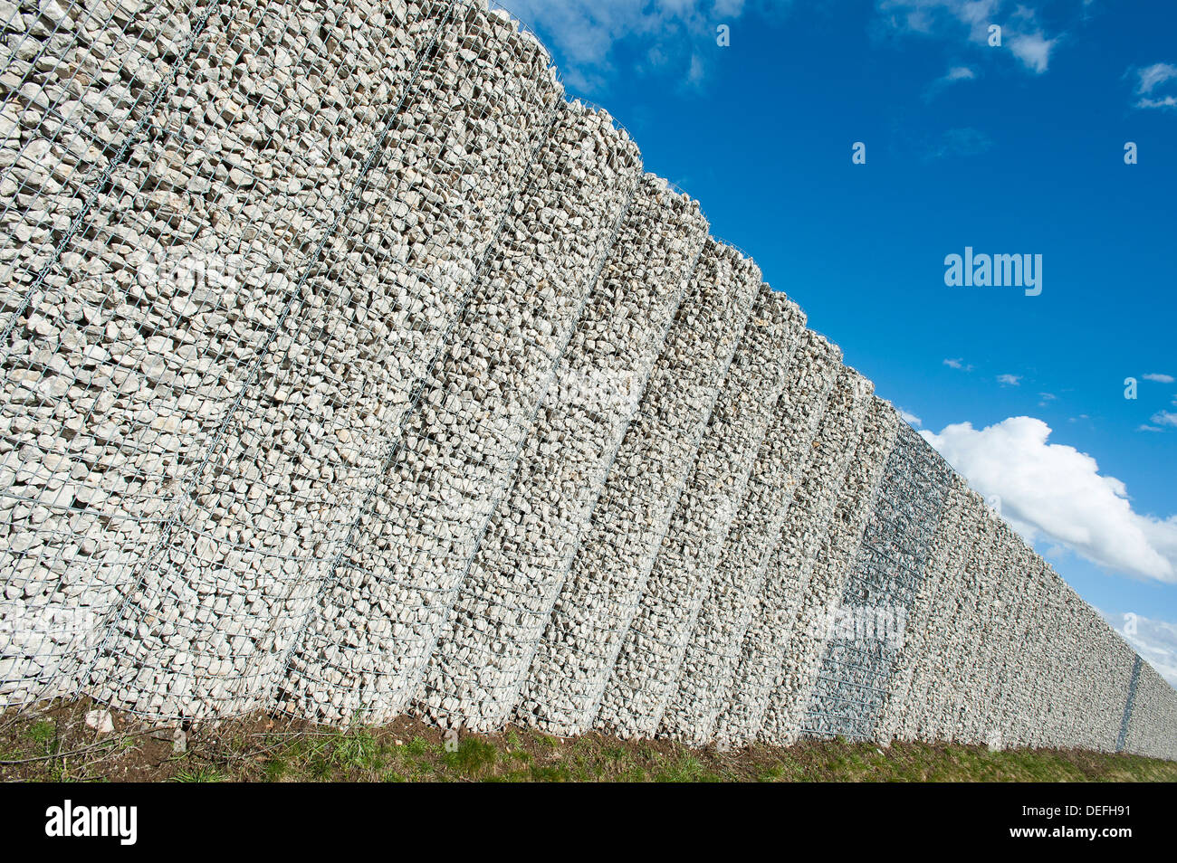 Parete gabbione, mesh cesti riempiti con pietre, rumore parete di protezione sull'autostrada Autobahn A9 autostrada, Baviera, Germania Foto Stock