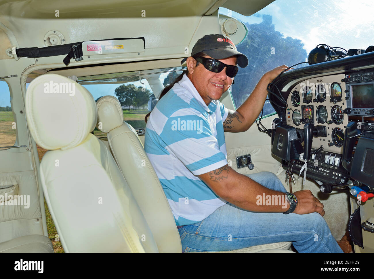 Il Brasile, Pantanal: Julio Andre Monteiro (Julinho) in un Cessna pronti per la partenza Foto Stock