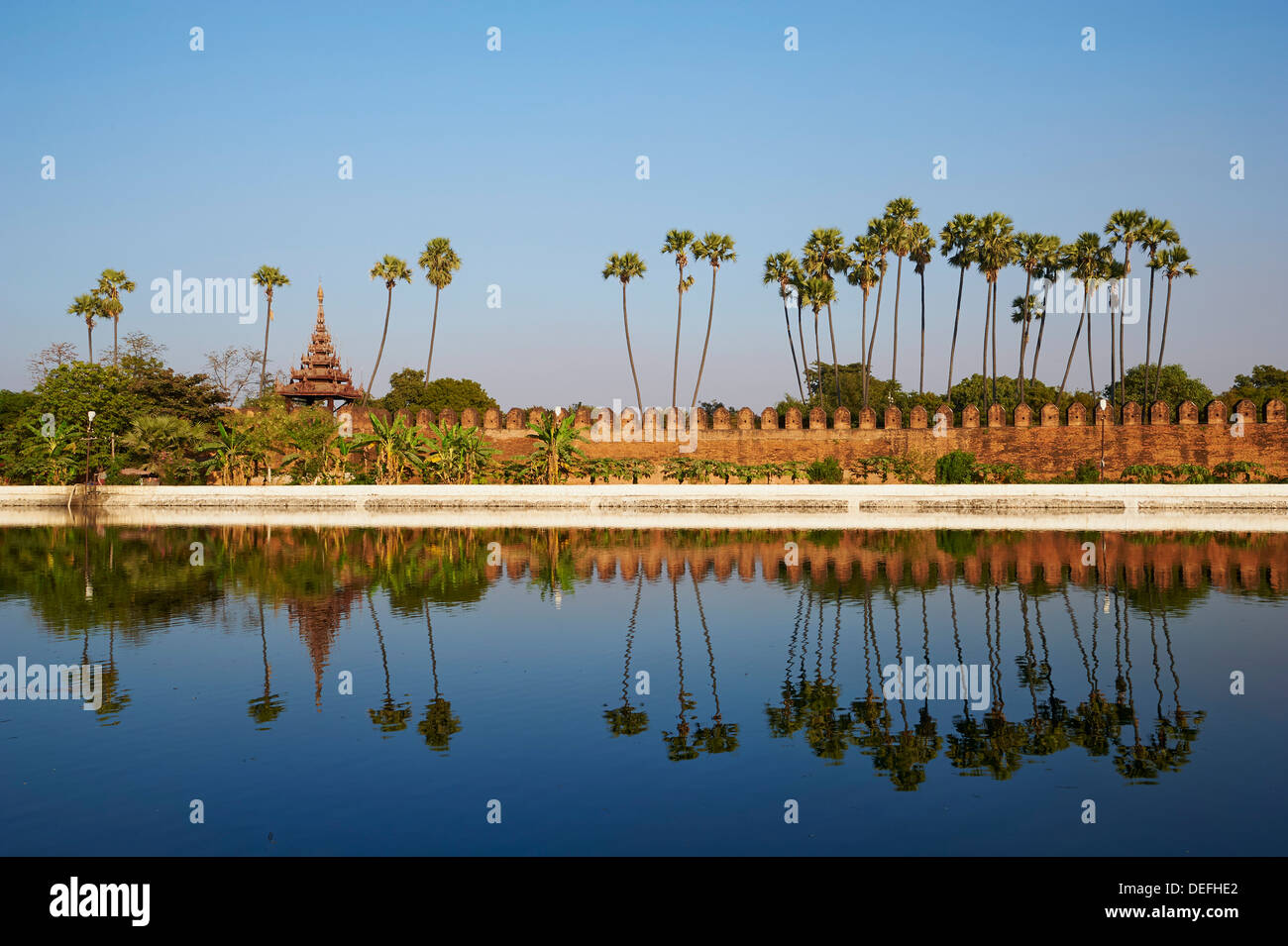 Le palme si riflette nel fossato del palazzo fortificato, Mandalay Palace, Mandalay Myanmar (Birmania), Asia Foto Stock