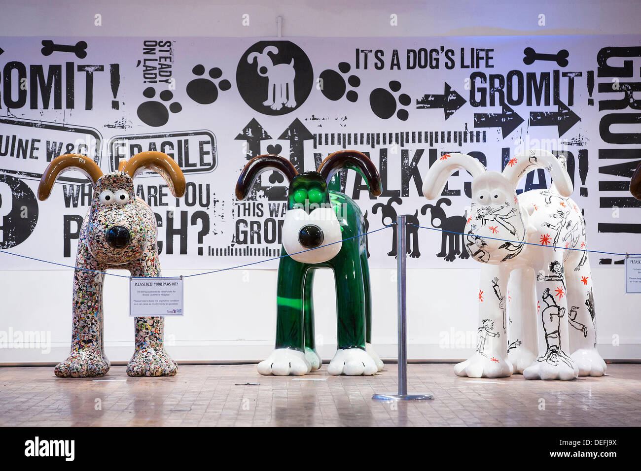 Bristol, Regno Unito. Xviii Sep, 2013. Una vista generale della Gromit scatenato esposizione in casa di faro rotante, Bristol. 80 Gromit statue sono state decorate da artisti e personaggi famosi tra cui Disney Pixar, Nick parchi, Cath Kidston e Sir Quentin Blake. I pezzi saranno messe all'asta il 3 ottobre, la raccolta di fondi per Wallace & Gromit's Grand appello, il Bristol ospedale per bambini di carità. 18 settembre 2013 Credit: Adam Gasson/Alamy Live News Foto Stock