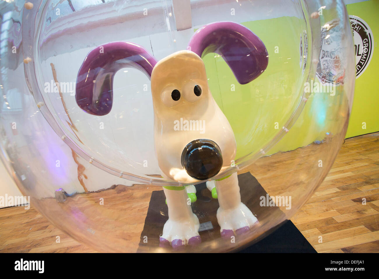 Bristol, Regno Unito. Xviii Sep, 2013. Una vista generale della Gromit scatenato esposizione in casa di faro rotante, Bristol. 80 Gromit statue sono state decorate da artisti e personaggi famosi tra cui Disney Pixar, Nick parchi, Cath Kidston e Sir Quentin Blake. I pezzi saranno messe all'asta il 3 ottobre, la raccolta di fondi per Wallace & Gromit's Grand appello, il Bristol ospedale per bambini di carità. 18 settembre 2013 Credit: Adam Gasson/Alamy Live News Foto Stock