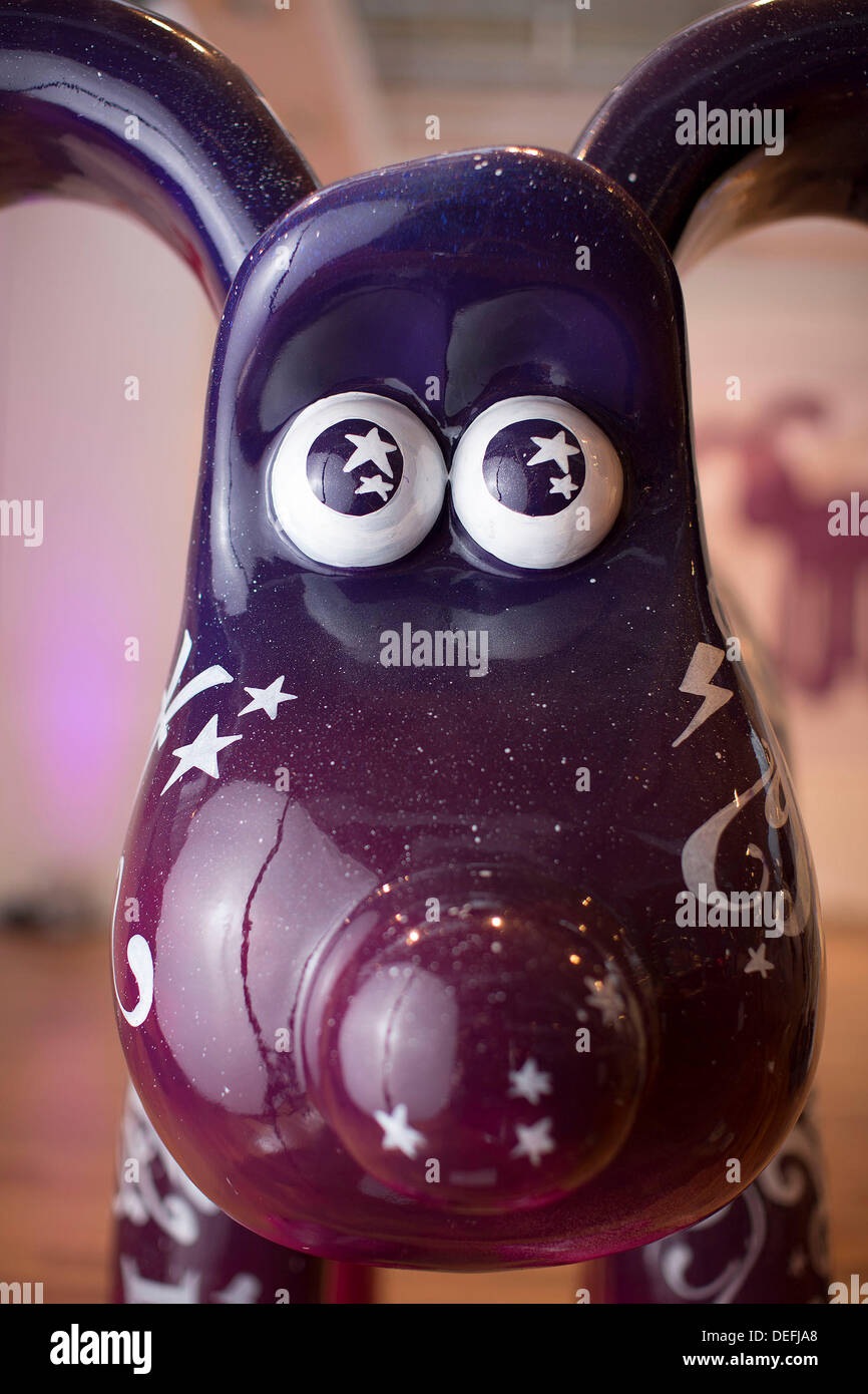 Bristol, Regno Unito. Xviii Sep, 2013. Un close up ritratto di Zodiac da Inkie, parte dell'Gromit scatenato esposizione in casa di faro rotante, Bristol. 80 Gromit statue sono state decorate da artisti e personaggi famosi tra cui Disney Pixar, Nick parchi, Cath Kidston e Sir Quentin Blake. I pezzi saranno messe all'asta il 3 ottobre, la raccolta di fondi per Wallace & Gromit's Grand appello, il Bristol ospedale per bambini di carità. 18 settembre 2013 Credit: Adam Gasson/Alamy Live News Foto Stock