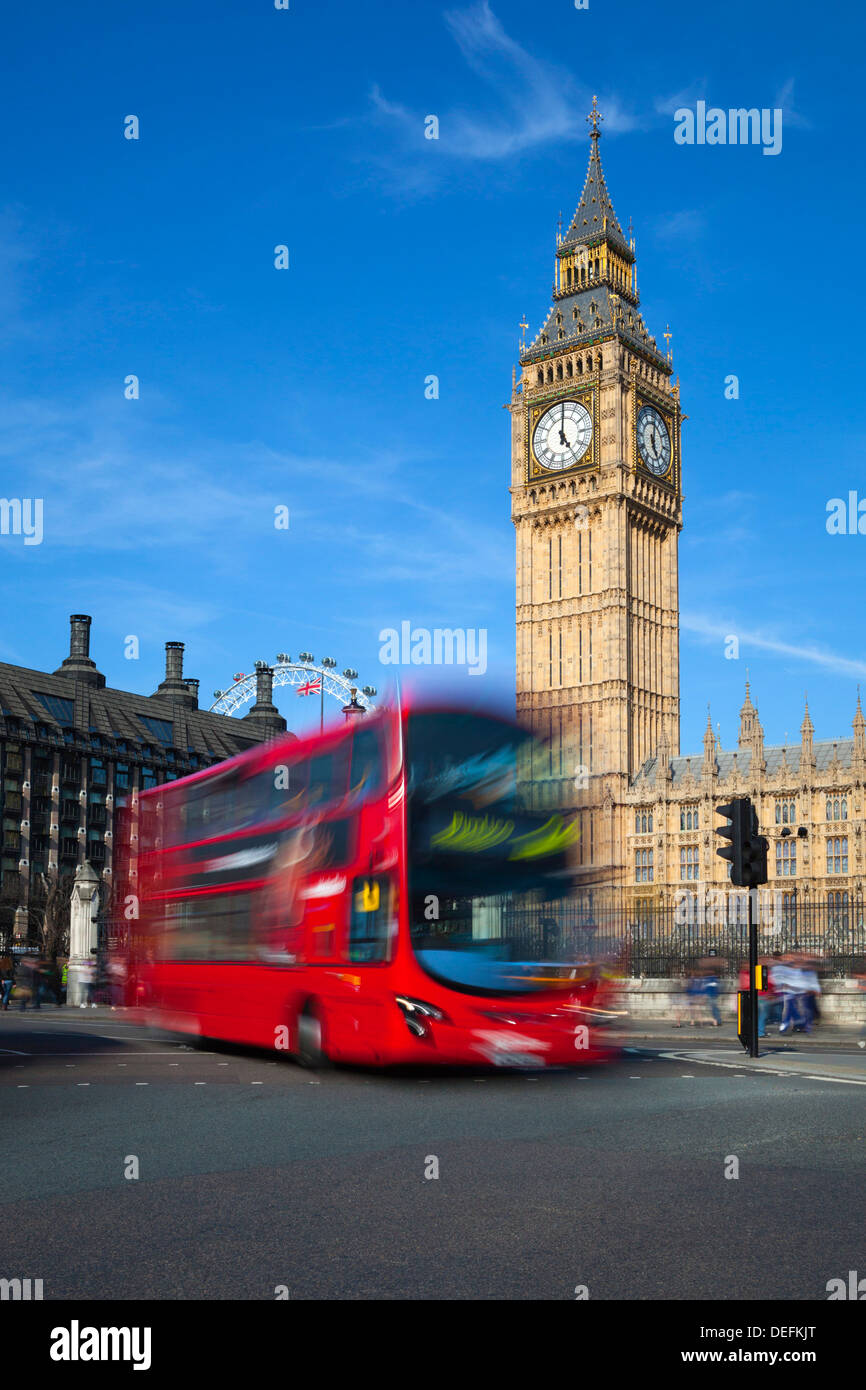 Moto rosso sfocata London bus sotto il Big Ben, la piazza del Parlamento, Westminster, London, England, Regno Unito, Europa Foto Stock