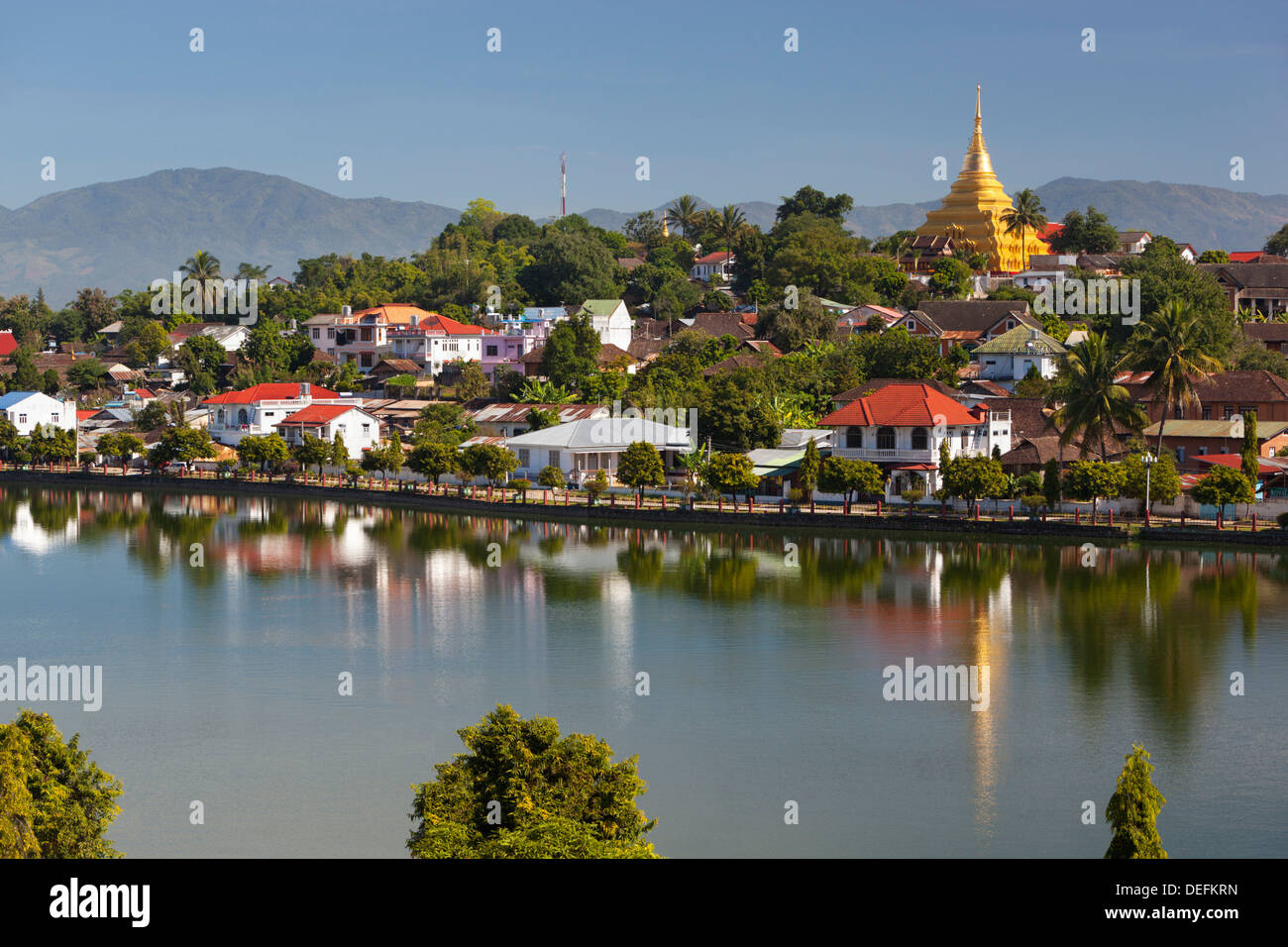 Wat Jong Kham e di epoca coloniale edifici su Naung Tung Lago, Kengtung, Stato Shan, Myanmar (Birmania), Asia Foto Stock