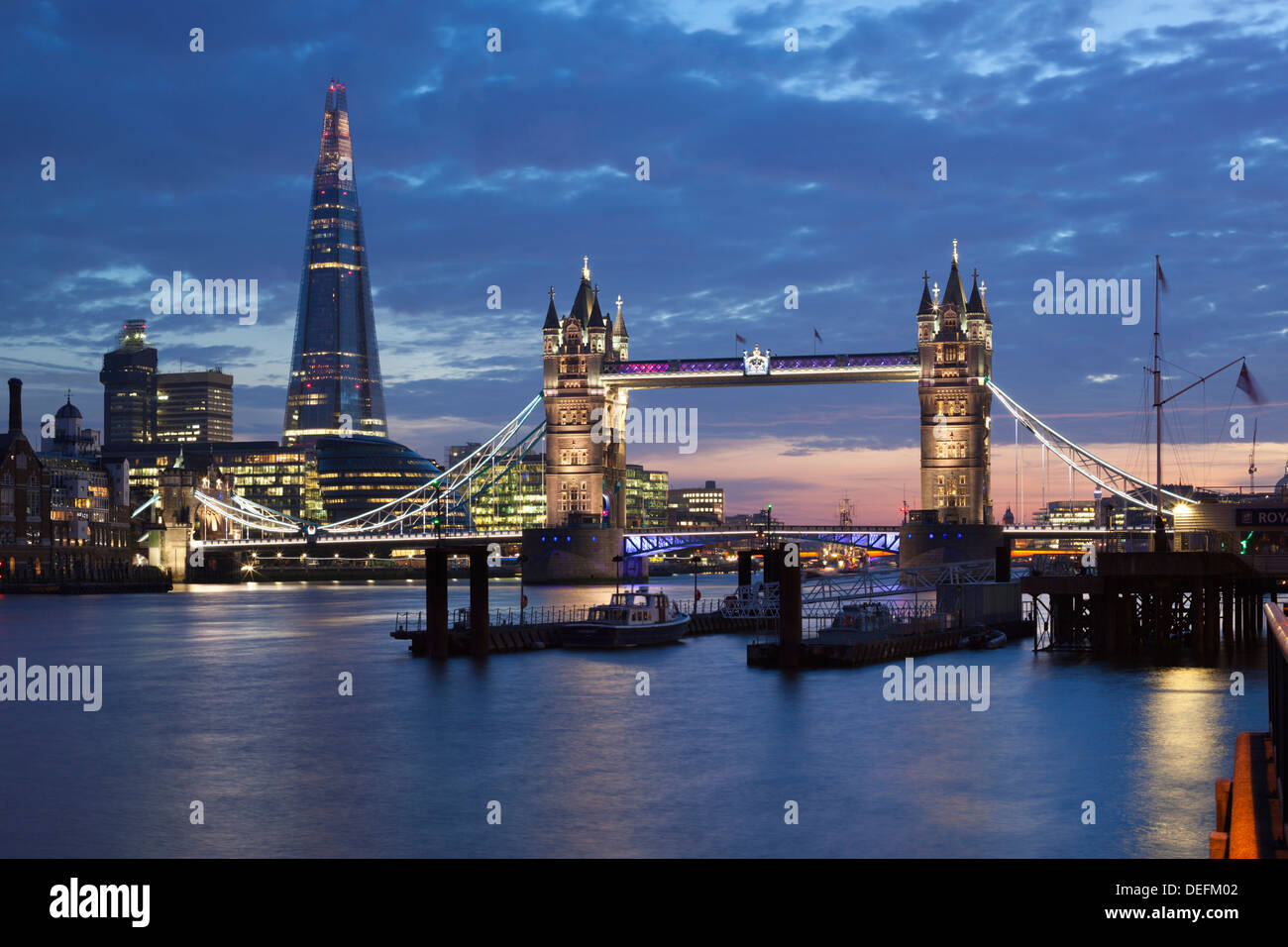 La Shard e il Tower Bridge sul fiume Tamigi di notte, Londra, Inghilterra, Regno Unito, Europa Foto Stock