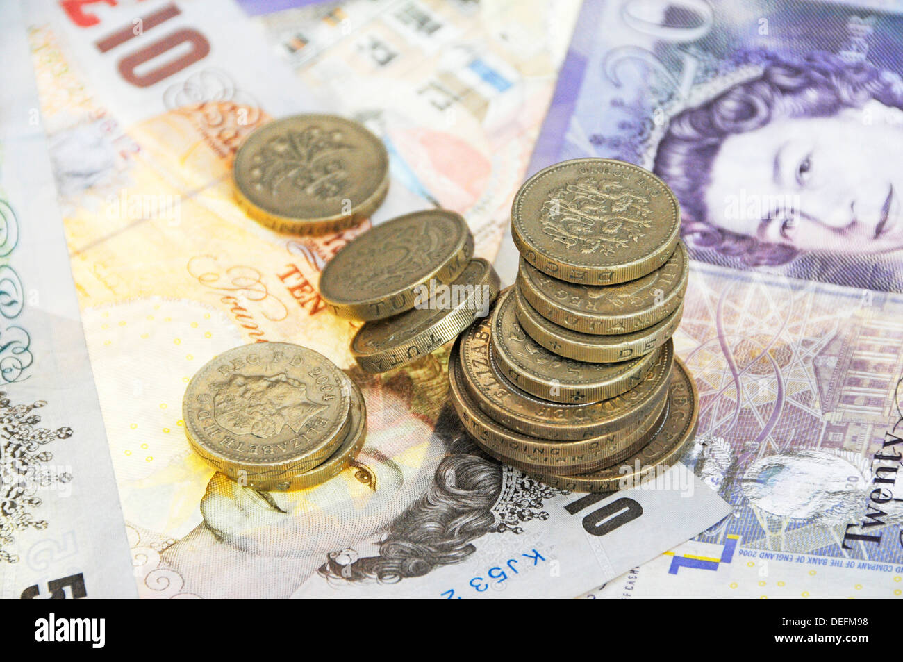Pila di monete di denaro contante in valuta DEL REGNO UNITO Foto Stock