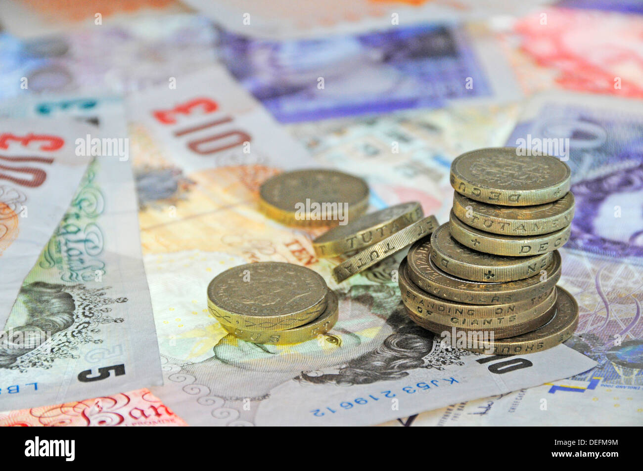 Pila di monete di denaro contante in valuta DEL REGNO UNITO Foto Stock