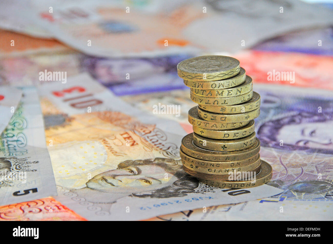 Pila di monete di denaro contante in valuta DEL REGNO UNITO Foto Stock