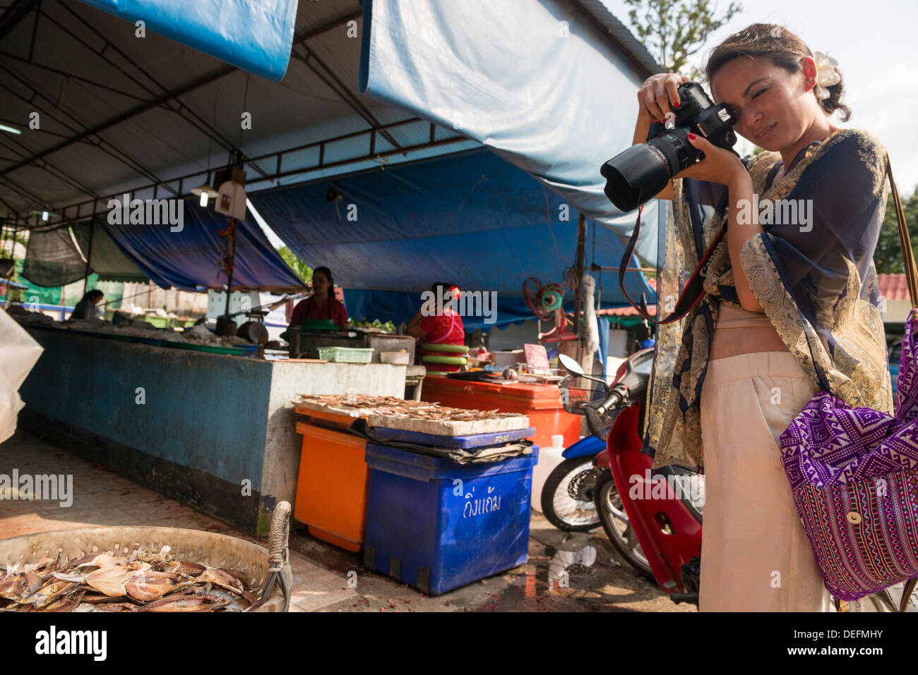 Tourist fotografare la scena del mercato, Lamai, Ko Samui Island, Surat Thani, Thailandia, Sud-est asiatico, in Asia Foto Stock