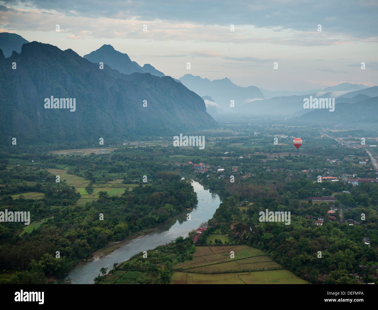 Vista dal giro in mongolfiera, Vang Vieng, Laos, Indocina, Asia sud-orientale, Asia Foto Stock