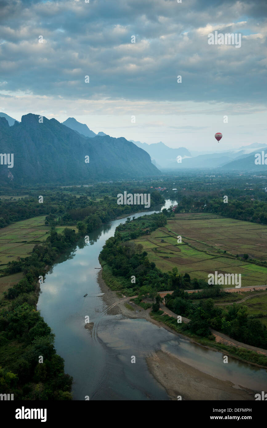 Vista dal giro in mongolfiera, Vang Vieng, Laos, Indocina, Asia sud-orientale, Asia Foto Stock