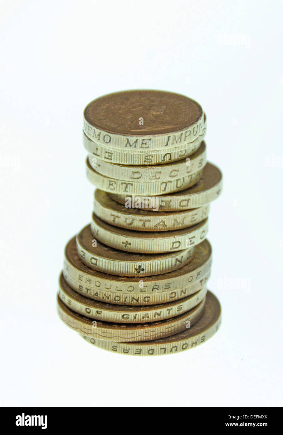 Pila di monete di denaro contante in valuta DEL REGNO UNITO Foto Stock