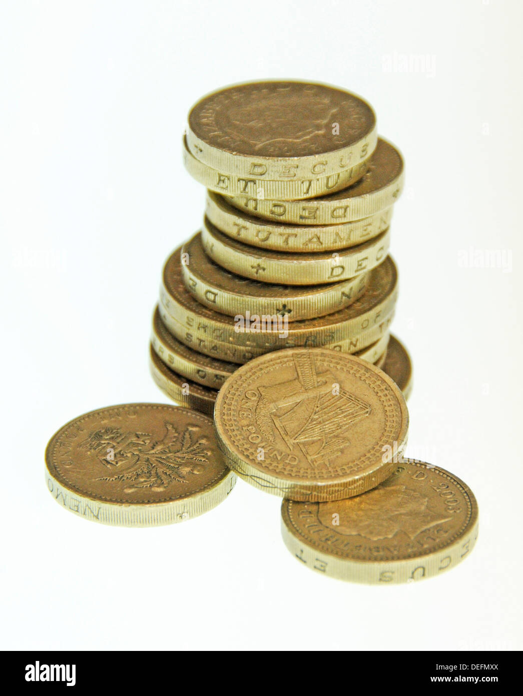 Pila di monete di denaro contante in valuta DEL REGNO UNITO Foto Stock