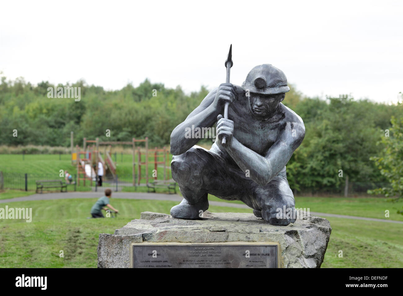 Una statua commemora i minatori che hanno lavorato con l'ormai chiuso e Bagworth Desford miniere di carbone, a Bagworth, Leicestershire. Foto Stock