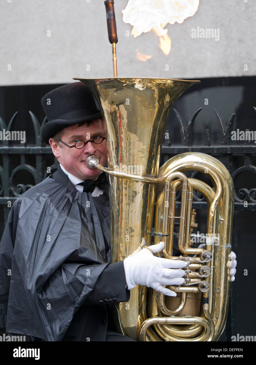 Performer di strada con il fuoco-respirazione tuba giocando in Exhibition Road, Kensington, Londra 6 Foto Stock
