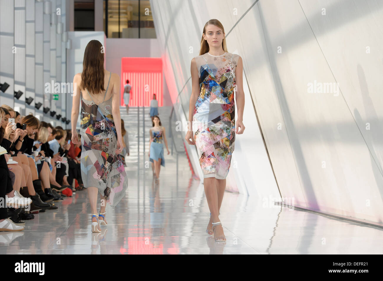 Un modello indossa un design creato da Preen di Thornton Bregazzi durante la London Fashion Week Primavera/Estate 2014. Foto Stock