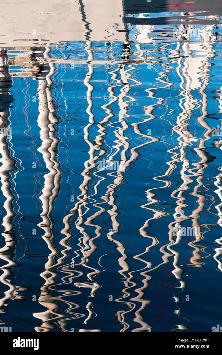 Riflessioni in barca presso il Vieux Port, Marseille, Bouches du Rhone, Provence-Alpes-Côte-d'Azur, in Francia, Mediterraneo, Europa Foto Stock