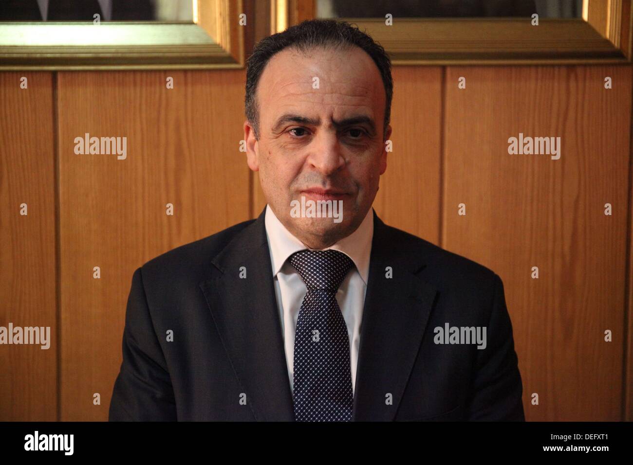 Emad Khamis, Imad Chamis, ministro dell energia elettrica in Damasco, Siria, su 2013-06-25. Imad Mohammad Deeb Khamis (nato il 1 agosto 1961) è il ministro siriano di elettricità, che serve a partire dal 2011. Egli è anche un membro del comitato centrale di Hizb al-Ba'ath (Baath) che è il più importante corpo del partito Baath. Khamis è nato vicino a Damasco il 1 agosto 1961.[1] ha conseguito una laurea in ingegneria elettrica presso l'Università di Damasco nel 1981. Khamis è stato assegnato per la gestione di un numero di reparti dell'organizzazione generale per la distribuzione e la potenza degli investimenti dal 1987 Foto Stock