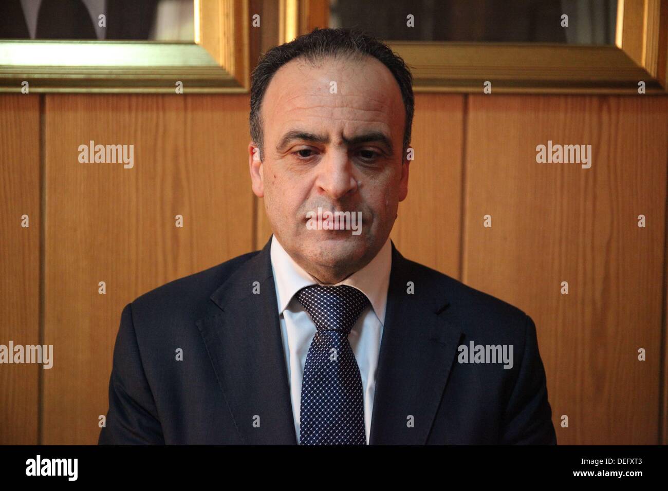 Emad Khamis, Imad Chamis, ministro dell energia elettrica in Damasco, Siria, su 2013-06-25. Imad Mohammad Deeb Khamis (nato il 1 agosto 1961) è il ministro siriano di elettricità, che serve a partire dal 2011. Egli è anche un membro del comitato centrale di Hizb al-Ba'ath (Baath) che è il più importante corpo del partito Baath. Khamis è nato vicino a Damasco il 1 agosto 1961.[1] ha conseguito una laurea in ingegneria elettrica presso l'Università di Damasco nel 1981. Khamis è stato assegnato per la gestione di un numero di reparti dell'organizzazione generale per la distribuzione e la potenza degli investimenti dal 1987 Foto Stock