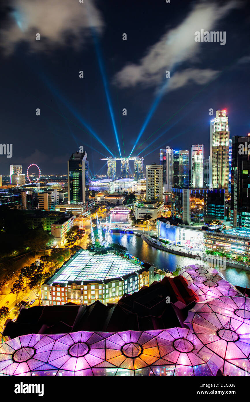 Vista in elevazione sopra il quartiere degli intrattenimenti di Clarke Quay, il Fiume Singapore e dello skyline della città, Singapore, Sud-est asiatico Foto Stock