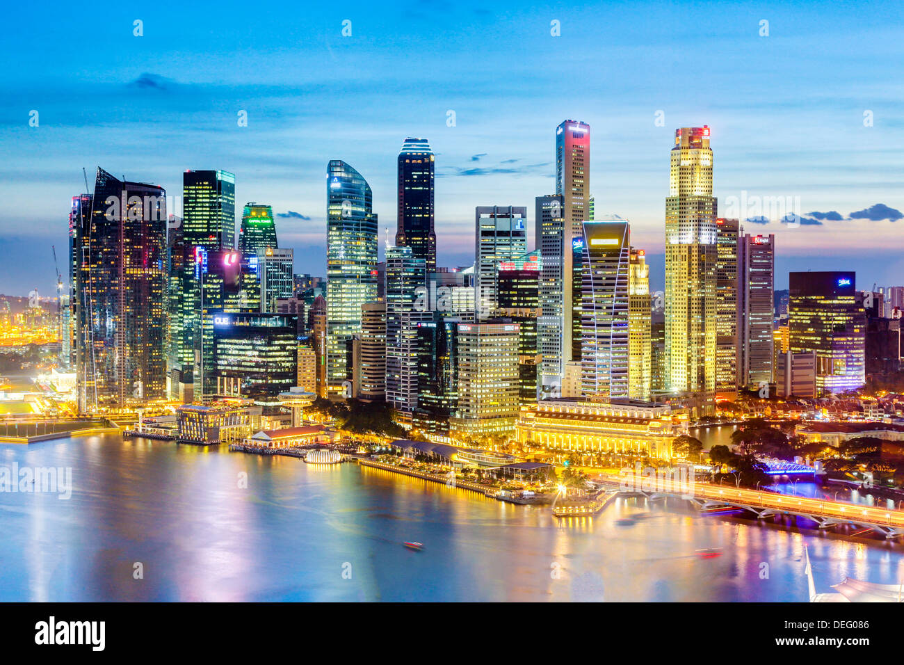 Vista in elevazione su Singapore City Centre e Marina Bay, Singapore, Sud-est asiatico, in Asia Foto Stock
