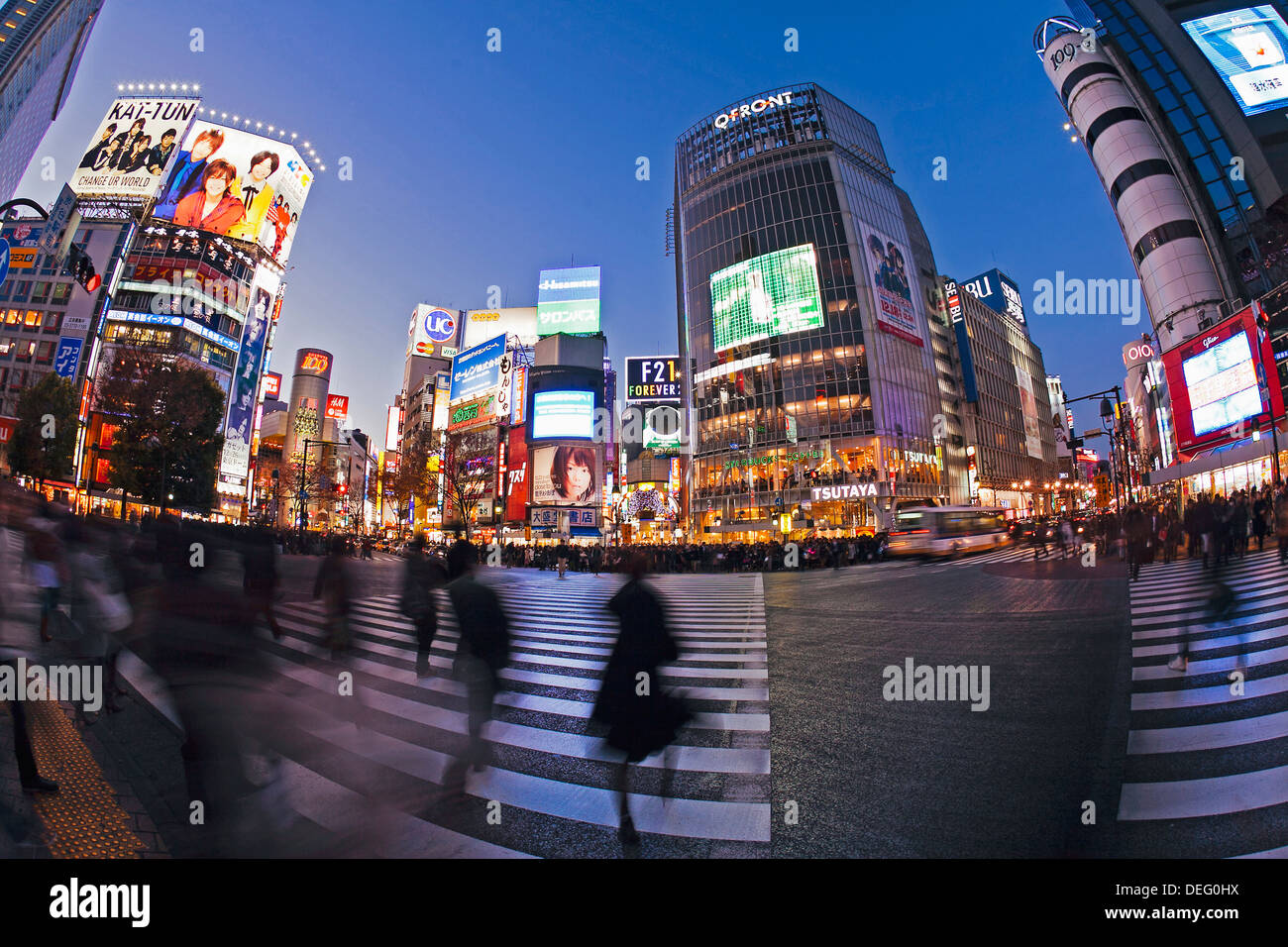 Shibuya Crossing, una folla di persone che attraversano l'incrocio nel centro di Shibuya, Tokyo, Honshu, Giappone, Asia Foto Stock