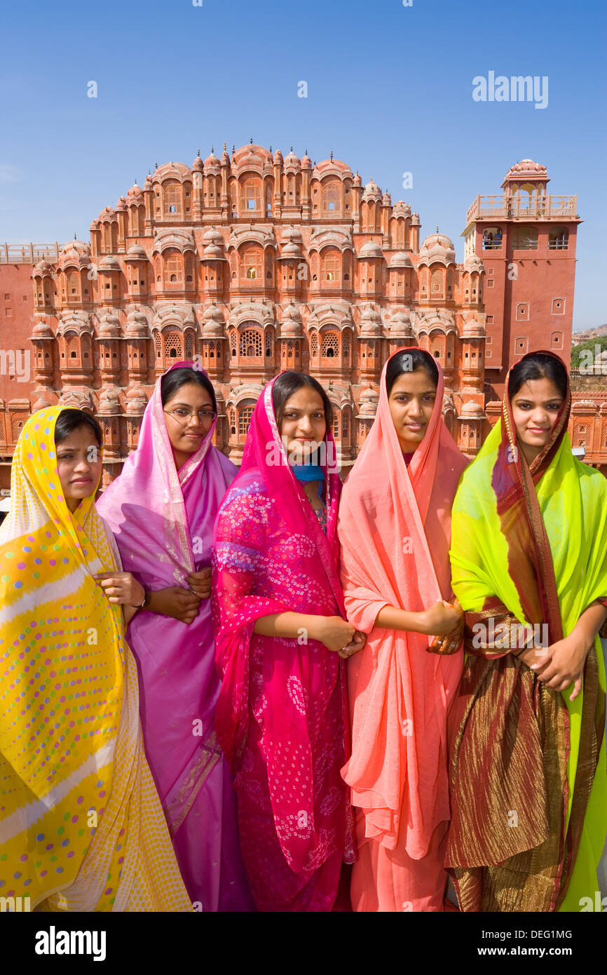 Le donne in sari luminoso nella parte anteriore del Hawa Mahal (palazzo dei venti), costruito nel 1799, Jaipur, Rajasthan, India, Asia Foto Stock