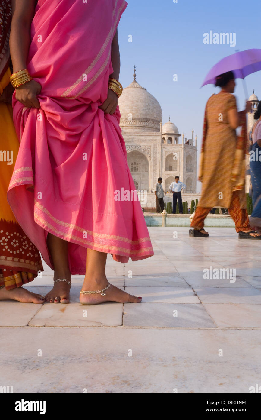 I visitatori di fronte al Taj Mahal, Sito Patrimonio Mondiale dell'UNESCO, Agra, Uttar Pradesh, India, Asia Foto Stock
