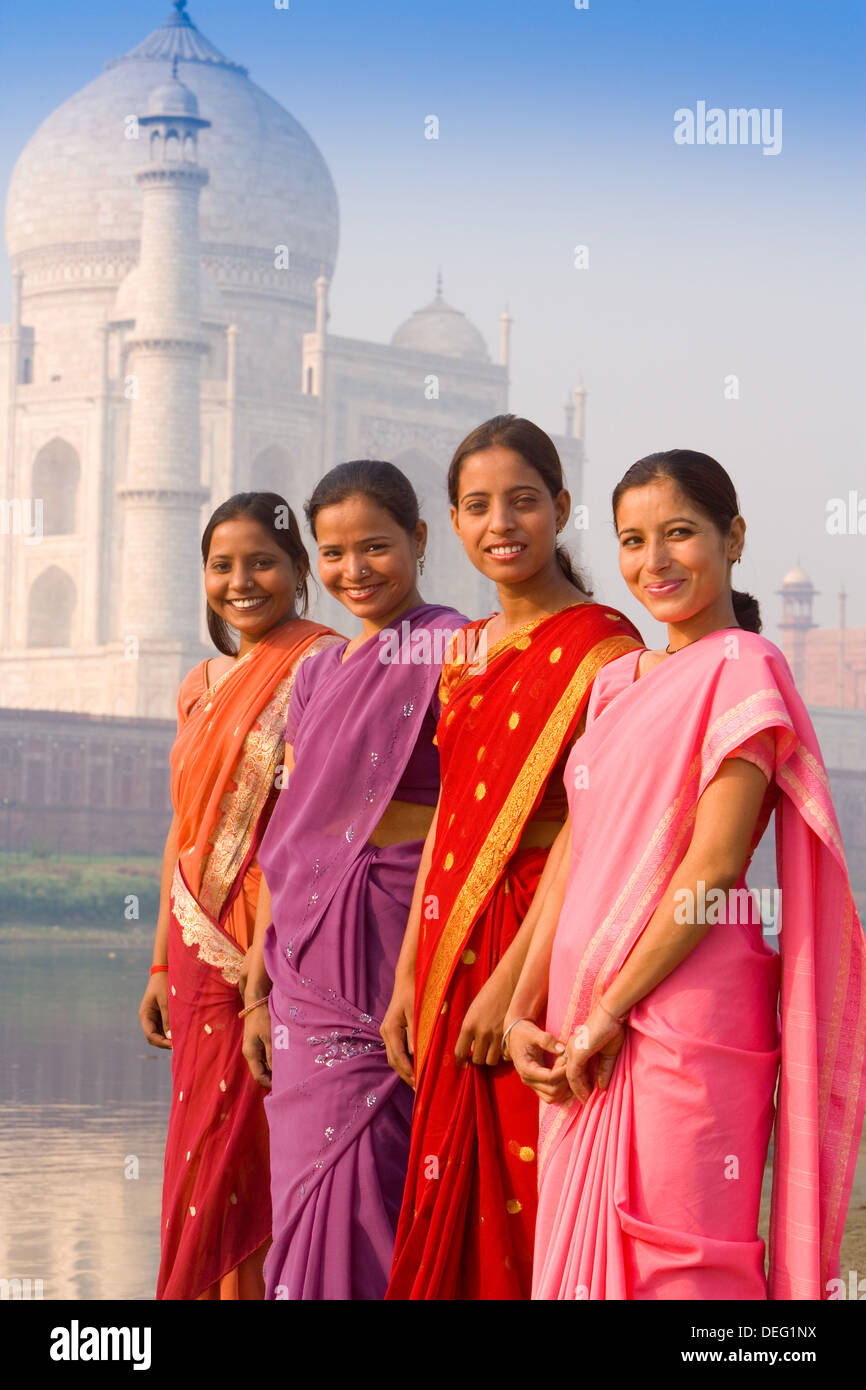 Le donne in sari luminoso al Taj Mahal, Sito Patrimonio Mondiale dell'UNESCO, Agra, Uttar Pradesh, India, Asia Foto Stock