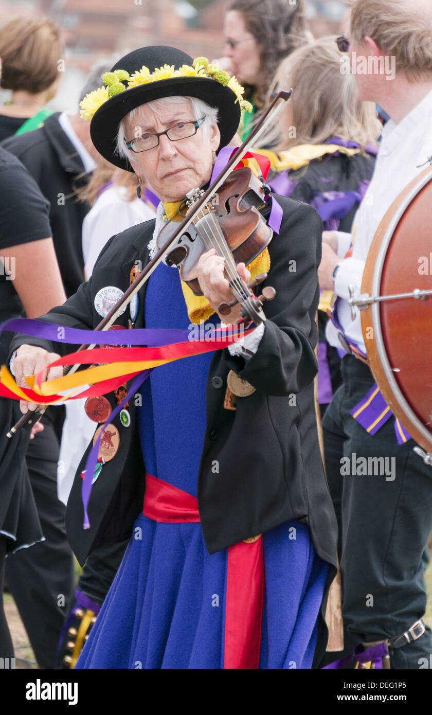 Donna fiddler riproduzione di musica folk alla Settimana della musica folk di Whitby, nello Yorkshire, Inghilterra, Regno Unito Foto Stock