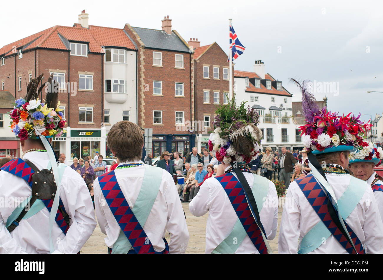 Morris ballerini in cappelli floreali Settimana della musica folk di Whitby, nello Yorkshire, Inghilterra, Regno Unito Foto Stock