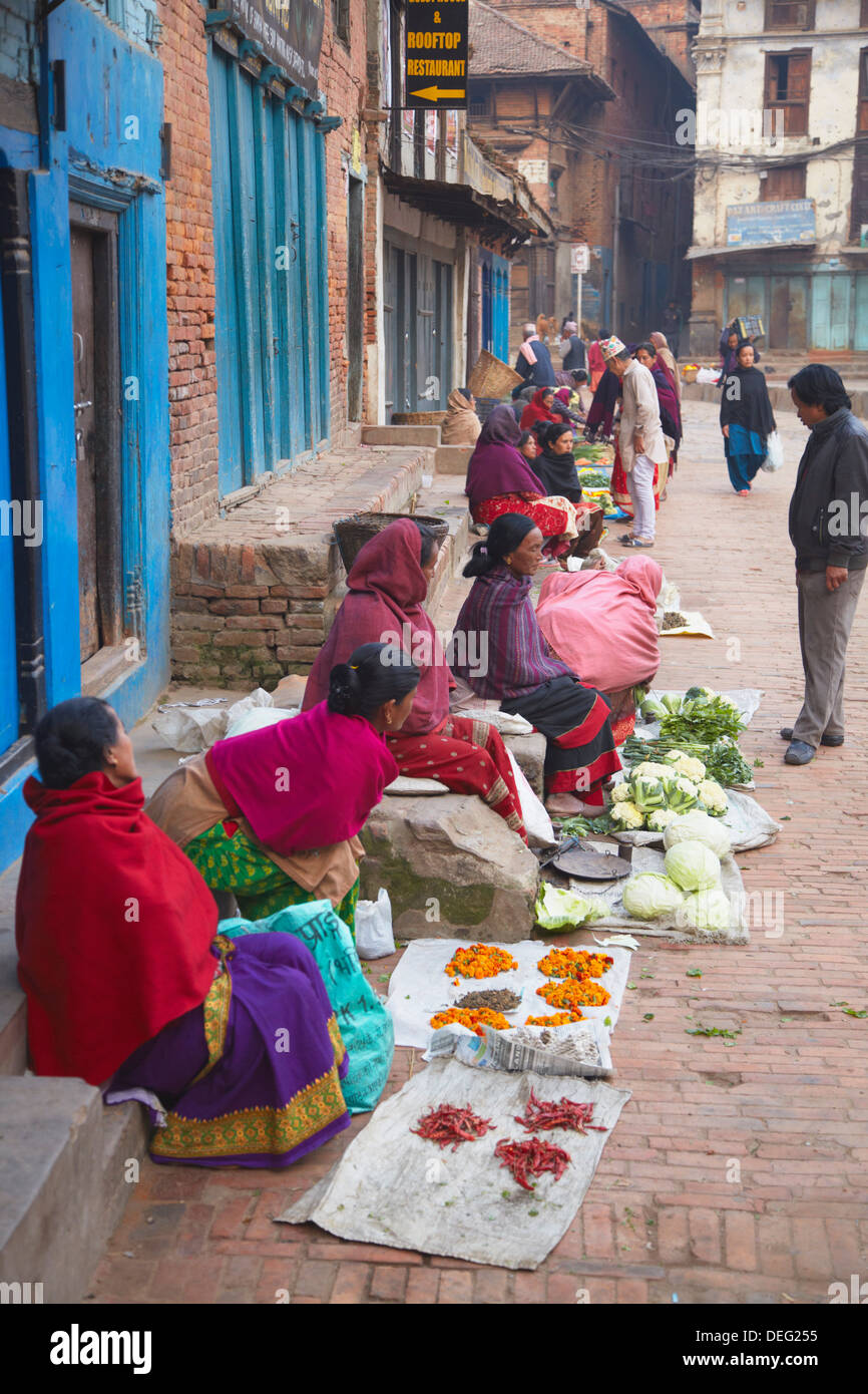 Le donne la vendita di verdura, Bhaktapur, Valle di Kathmandu, Nepal, Asia Foto Stock