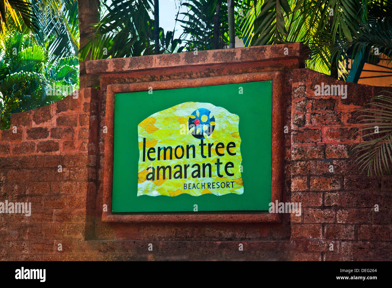 Segno bordo di una località turistica, Lemon Tree Amarante Beach Resort, Vadi, Candolim, Bardez, Goa nord, Goa, India Foto Stock