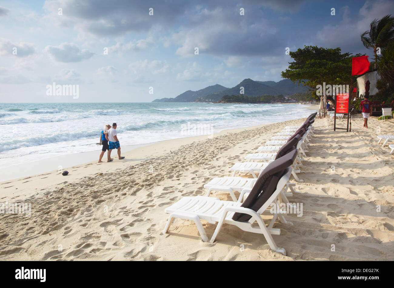 Giovane a piedi lungo la spiaggia di Chaweng, Ko Samui, Thailandia, Sud-est asiatico, in Asia Foto Stock