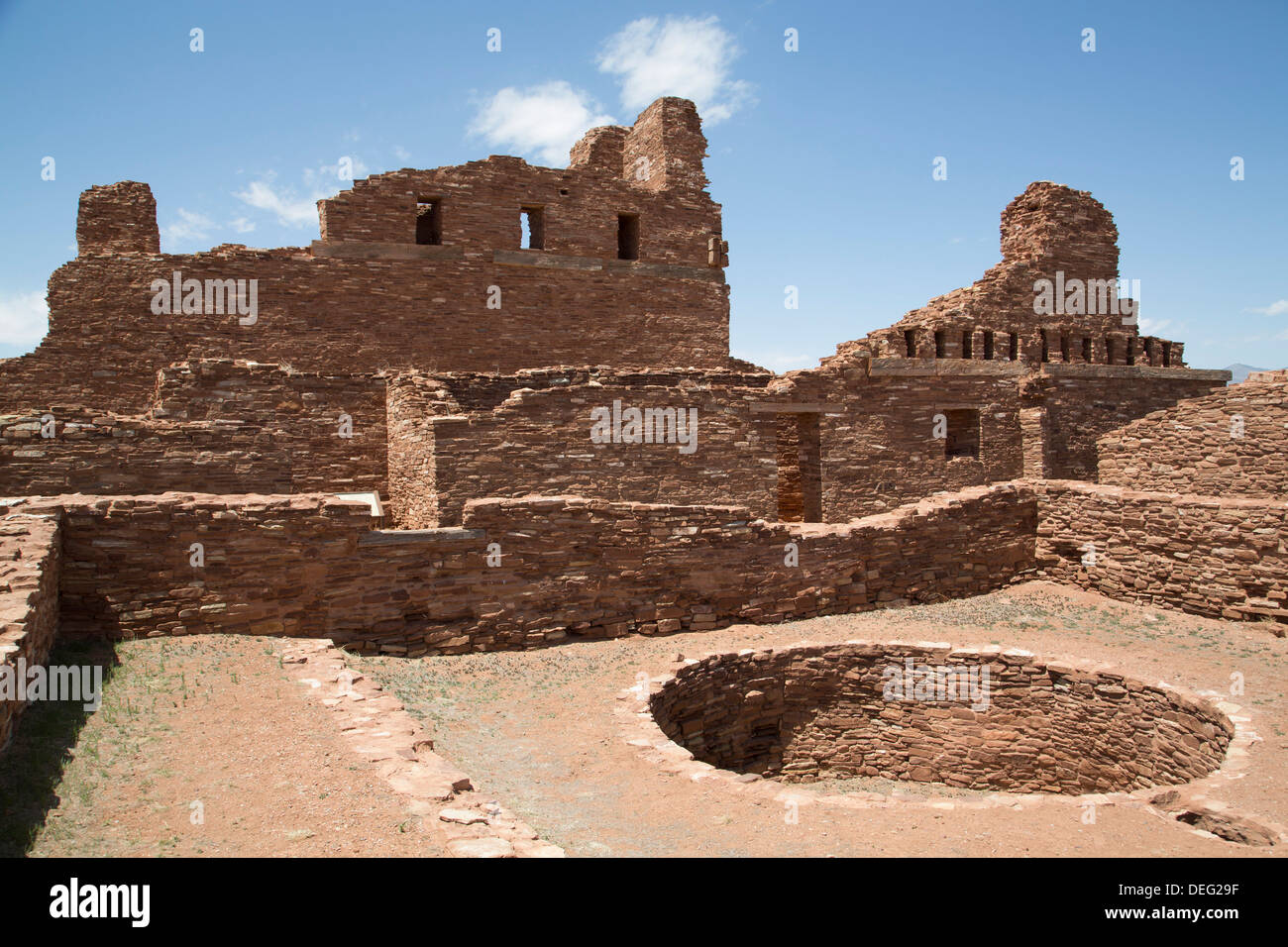 Kiva scavato in primo piano, la Missione di San Gregorio de Abo, Salinas Pueblo Missions National Monument, Nuovo Messico, STATI UNITI D'AMERICA Foto Stock