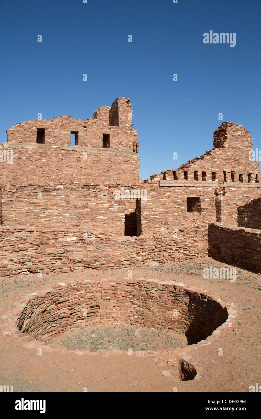 Kiva scavato in primo piano, la Missione di San Gregorio de Abo, Salinas Pueblo Missions National Monument, Nuovo Messico, STATI UNITI D'AMERICA Foto Stock