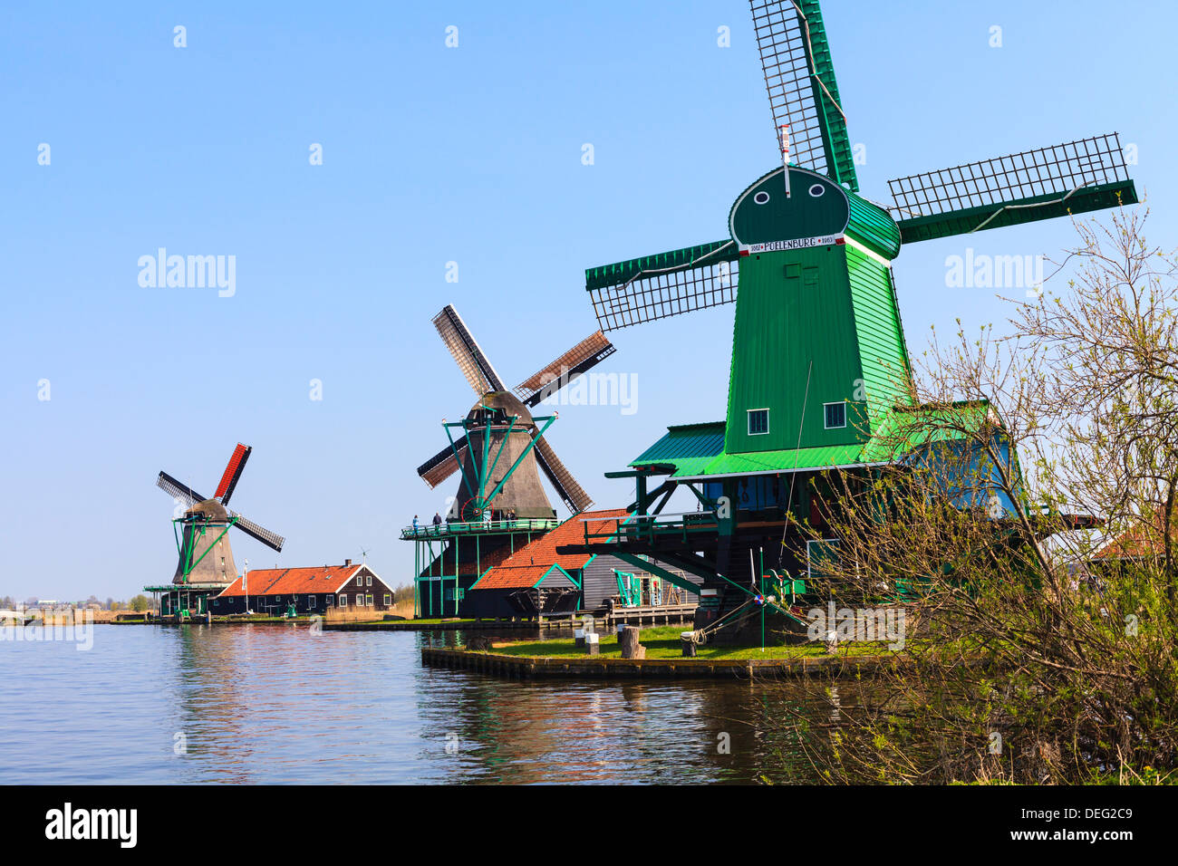 Mulini a vento storico e case a Zaanse Schans sulle rive del fiume Zaan, nei pressi di Amsterdam Zaandam, Paesi Bassi Foto Stock