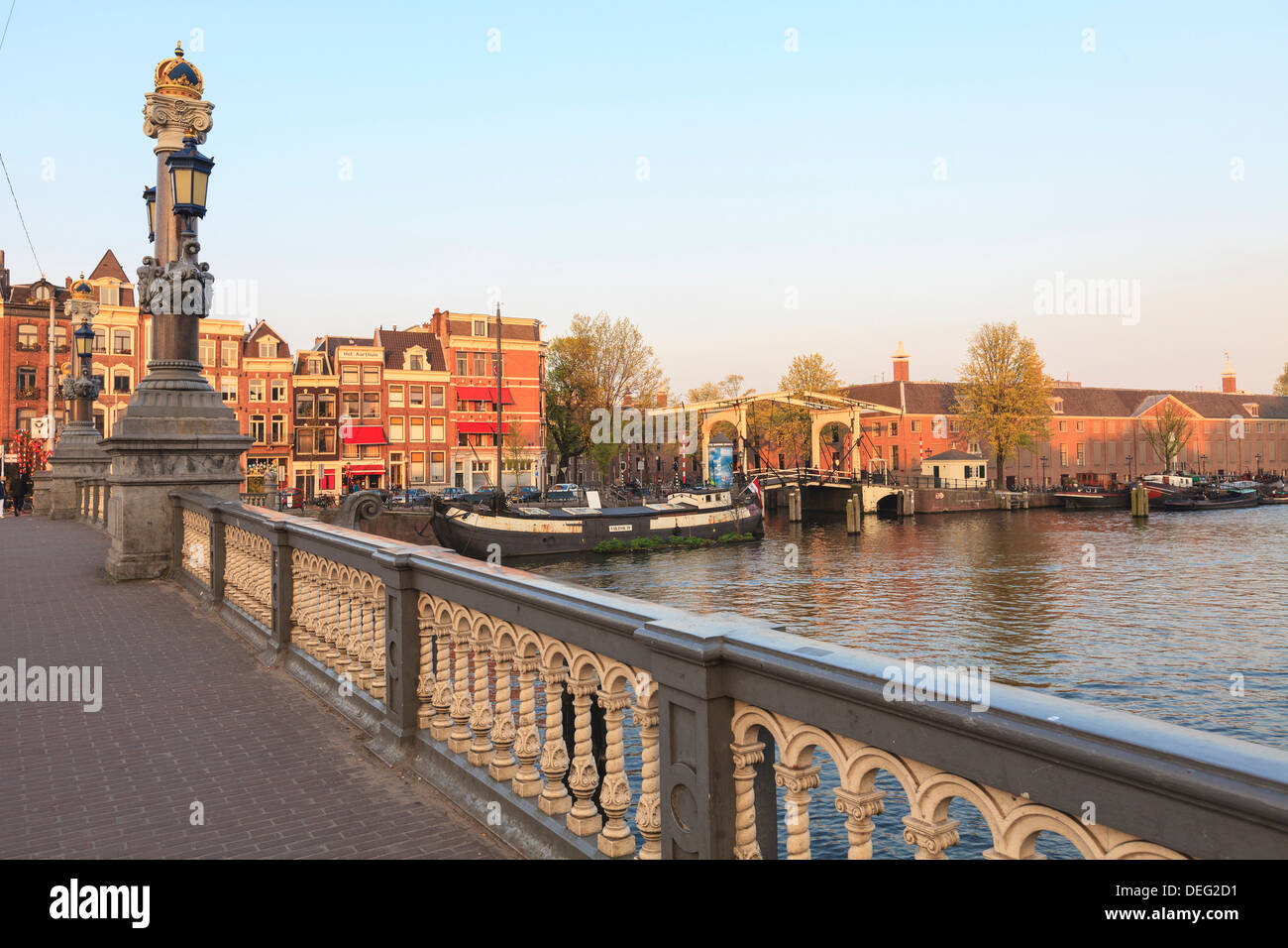Blauwbrug, il ponte sul fiume Amstel di Amsterdam, Paesi Bassi, Europa Foto Stock