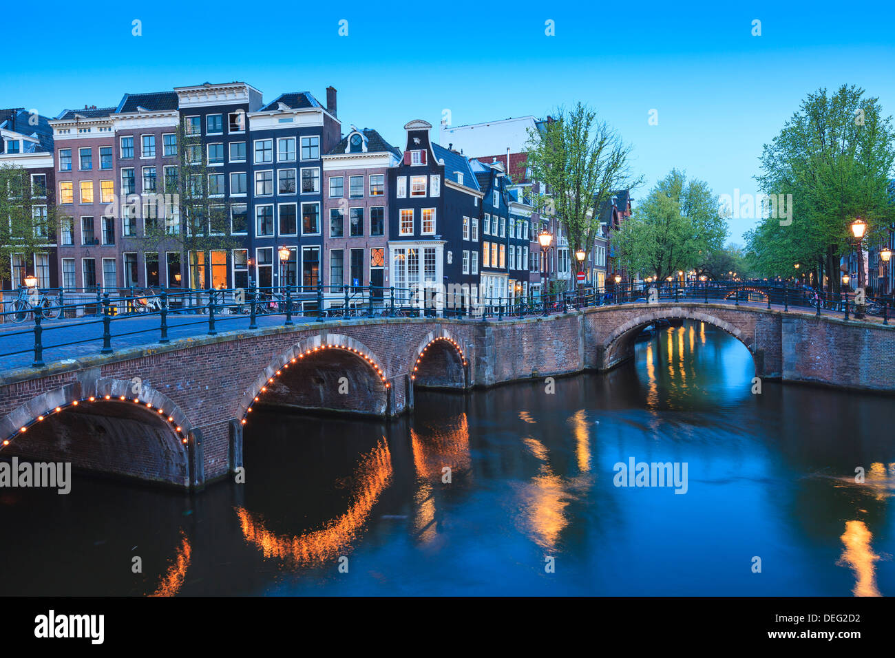 Keizersgracht e Leidsegracht canali al crepuscolo, Amsterdam, Paesi Bassi, Europa Foto Stock