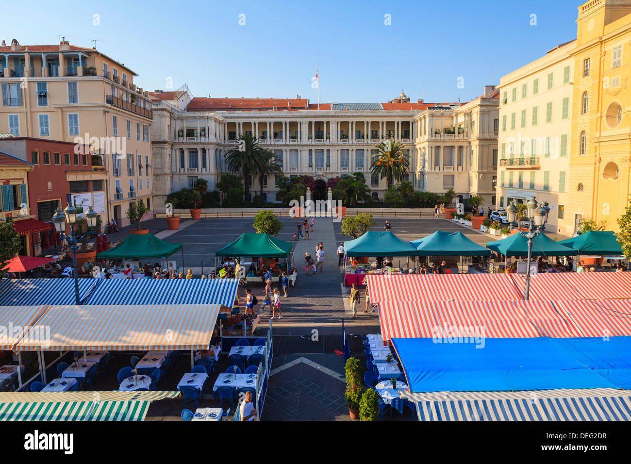 Ristoranti esterni istituito a Cours Saleya, Nizza, Alpes Maritimes, Provenza, Cote d'Azur, Costa Azzurra, Francia, Europa Foto Stock